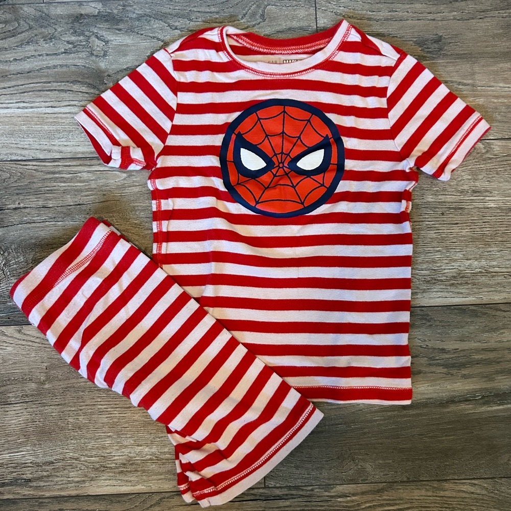 Gap kids striped Spider-man PJ set
size 8
excellent condition!